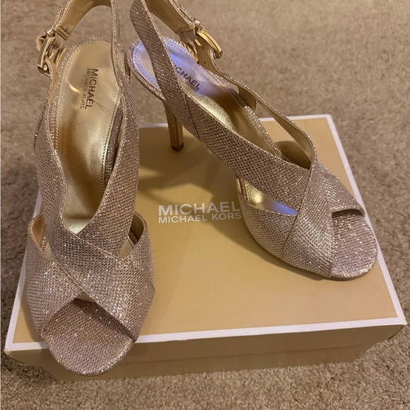 MICHAEL KORS glittered gold/silver sandal . - Picture 3 of 6